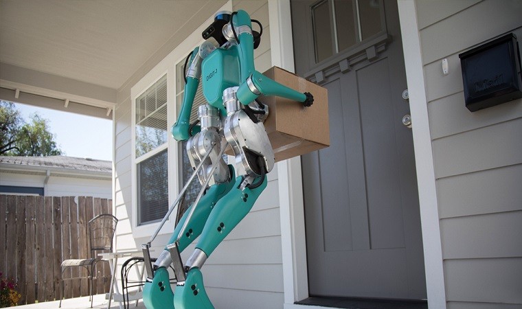 Dwunożny robot dostarczy paczki z pomocą autonomicznego forda