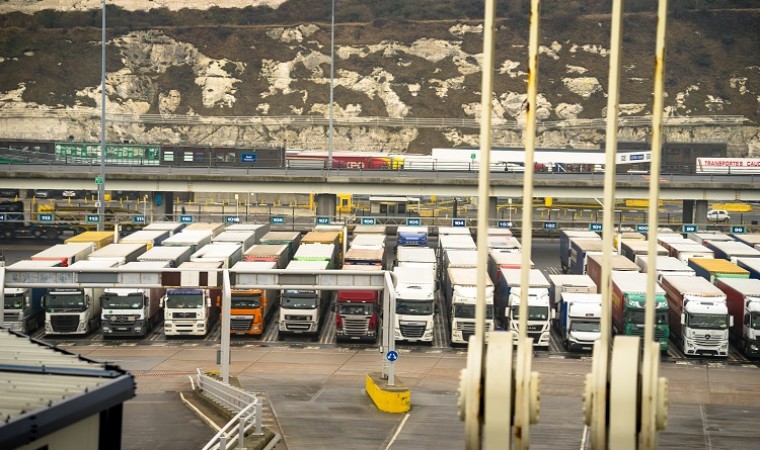 Pośpiech pasażerów w celu przekroczenia francuskiej granicy spowodował długie kolejki ciężarówek