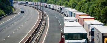 „To wina Brexitu” - długie kolejki ciężarówek w Dover