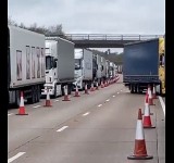 Chaos w Dover – Departament Transportu namawia kierowców samochodów ciężarowych by przywieźć wystarczającą ilość jedzenia i wody