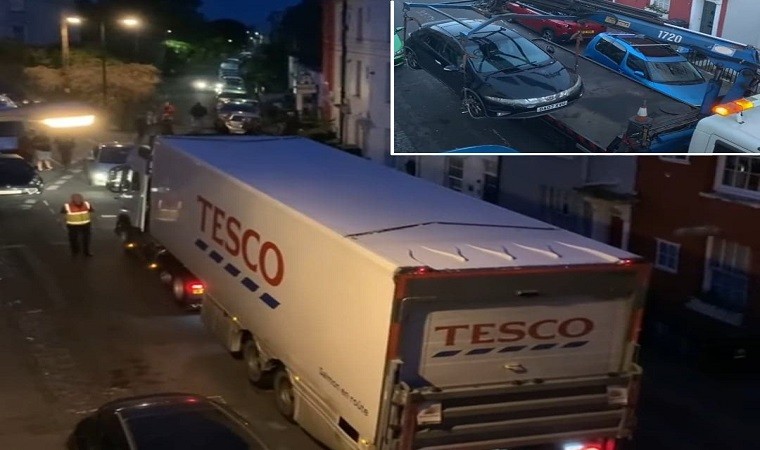 Ciężarówka Tesco zaklinowała się w Bristolu na 12 godzin