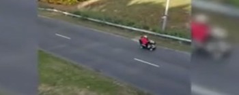 Emerytka przyłapana na jeździe skuterem inwalidzkim po drodze szybkiego ruchu w godzinach szczytu.