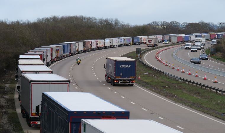Rząd chce zapobiegać opóźnieniom w portach, zatrzymując ciężarówki w wirtualnych kolejkach