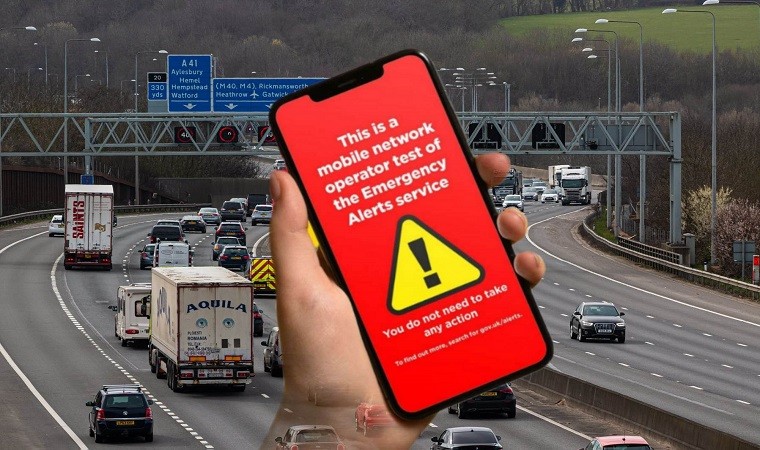 Ostrzeżenie dla kierowców, aby nie dotykać telefonów podczas testu alarmowego